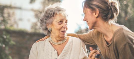 Una anciana y una joven mirándose